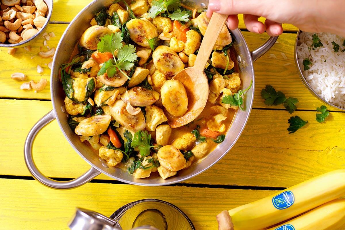 Indisches Huhnercurry Mit Chiquita Bananen Blumenkohl Und Spinat